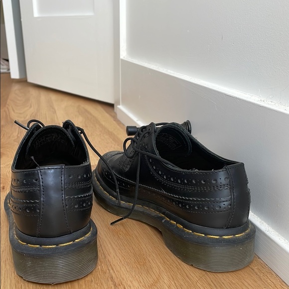 Dr. Martens 3989 YELLOW STITCH SMOOTH LEATHER BROGUE SHOES - Picture 3 of 5